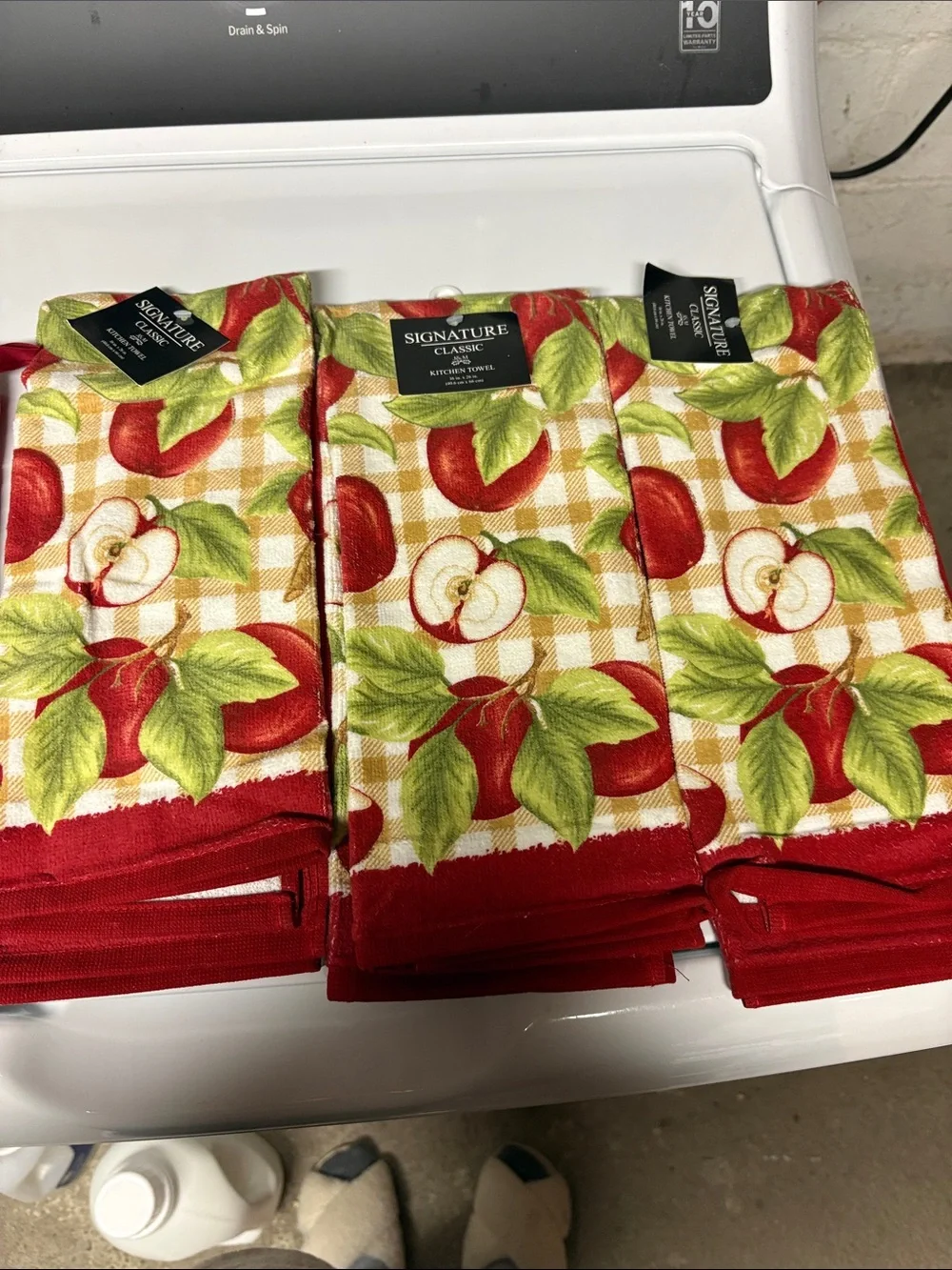 Signature Classic Apple Print Kitchen Towels and Oven Mitt Set